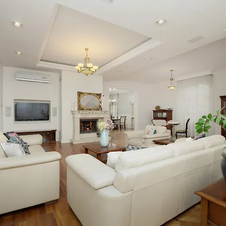 Luxury With Cinema And Sauna & Jacuzzi By Renters Prestige *