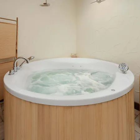Luxury With Sauna, Jacuzzi & Cinema By Renters Prestige *