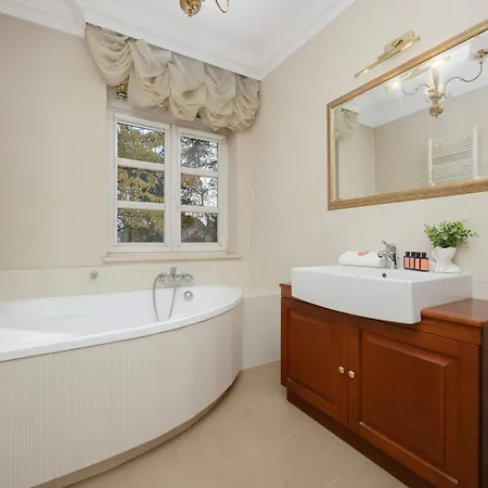 Luxury With Sauna, Jacuzzi & Cinema By Renters Prestige *